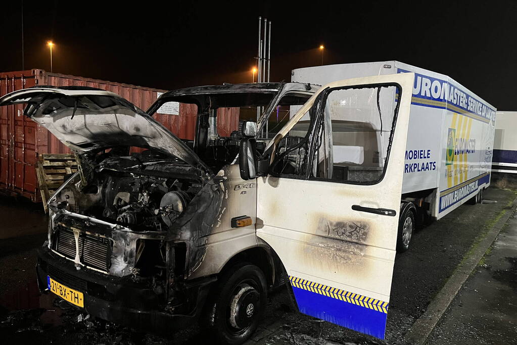 Bus uitgebrand door accu