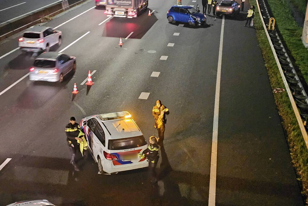 Twee voertuigen botsen op elkaar