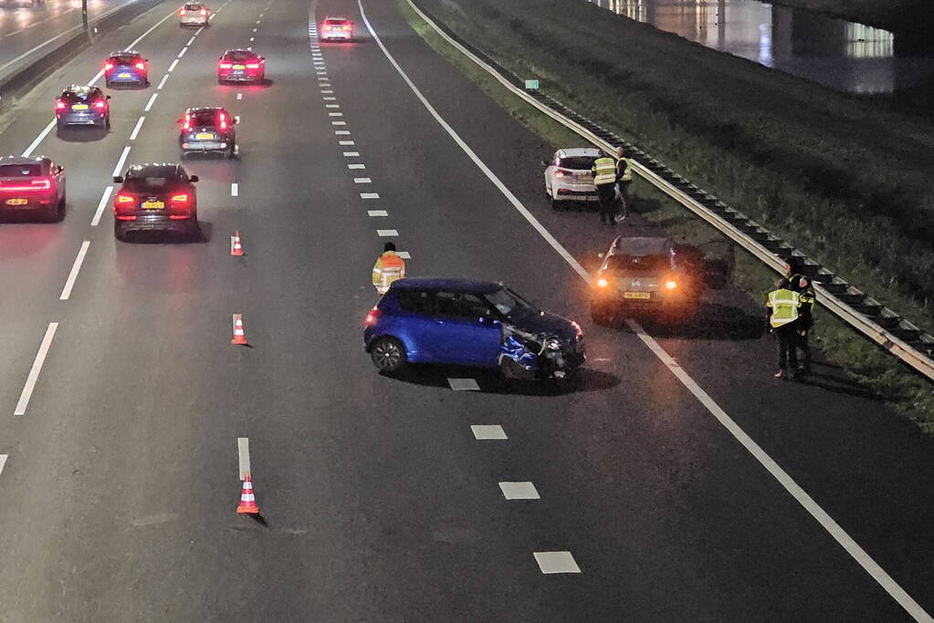 Twee voertuigen botsen op elkaar