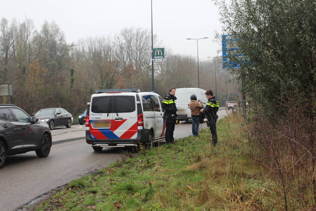 Leerling raakt met lesauto te water