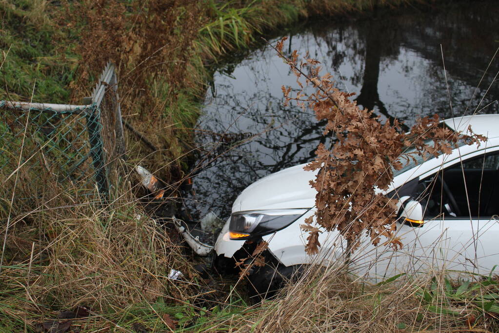 Leerling raakt met lesauto te water