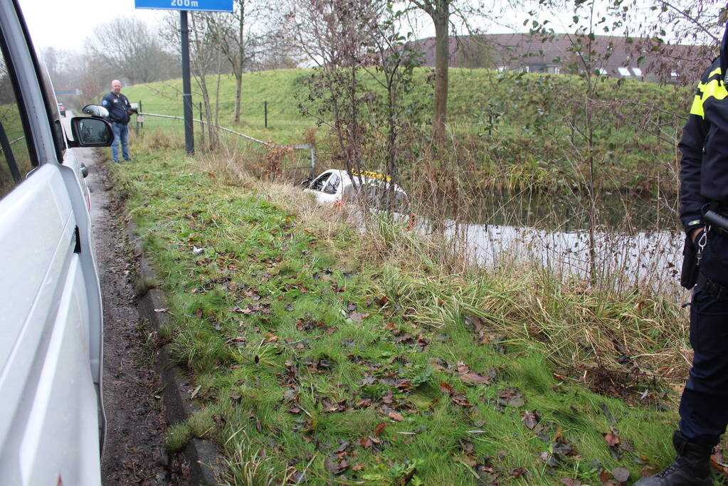 Leerling raakt met lesauto te water