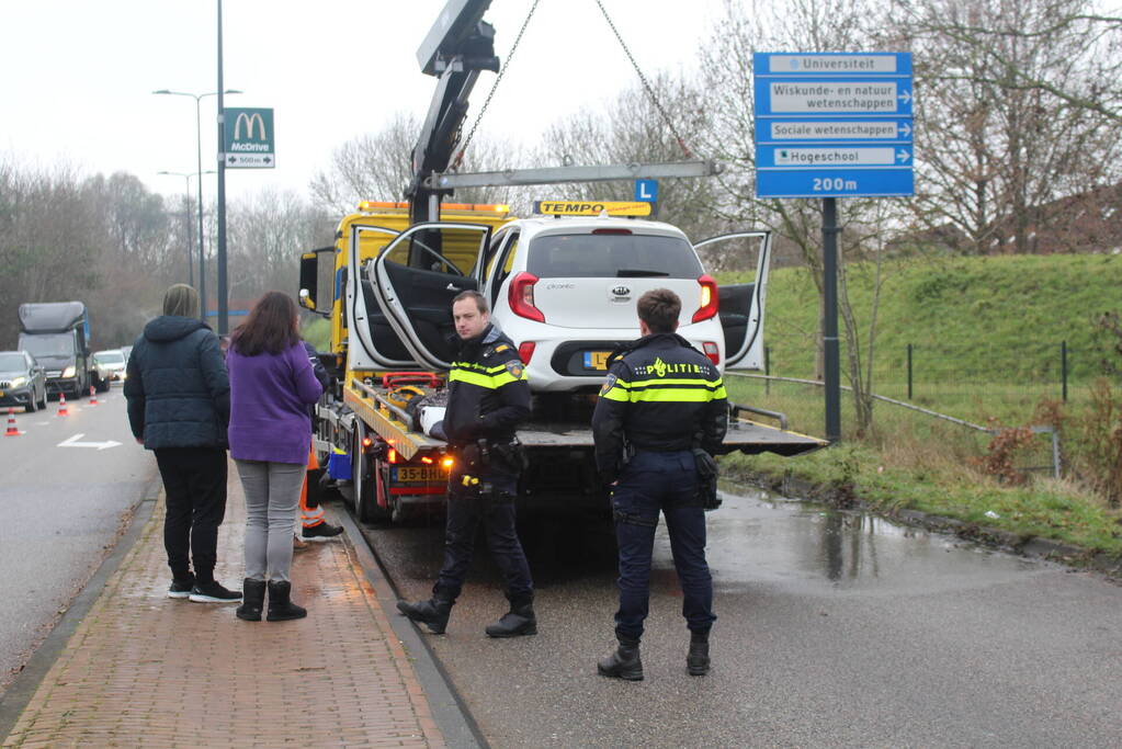 Leerling raakt met lesauto te water