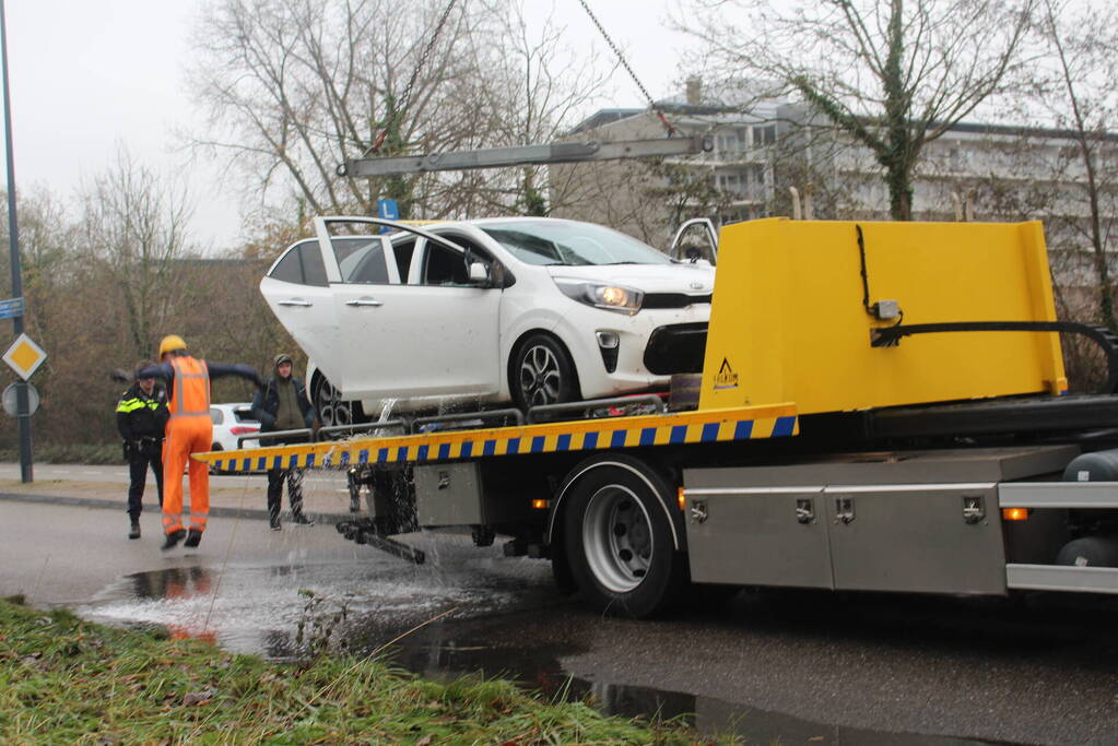 Leerling raakt met lesauto te water