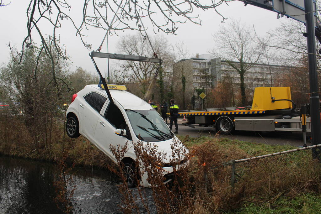 Leerling raakt met lesauto te water