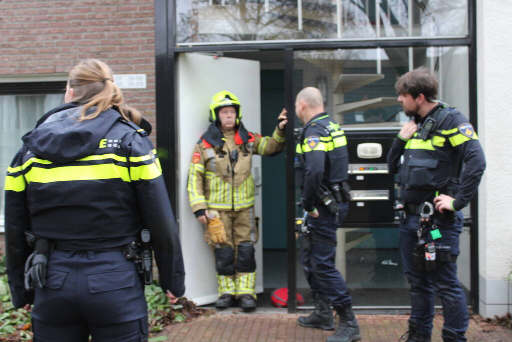 Brandweer forceert deur wegens woningbrand