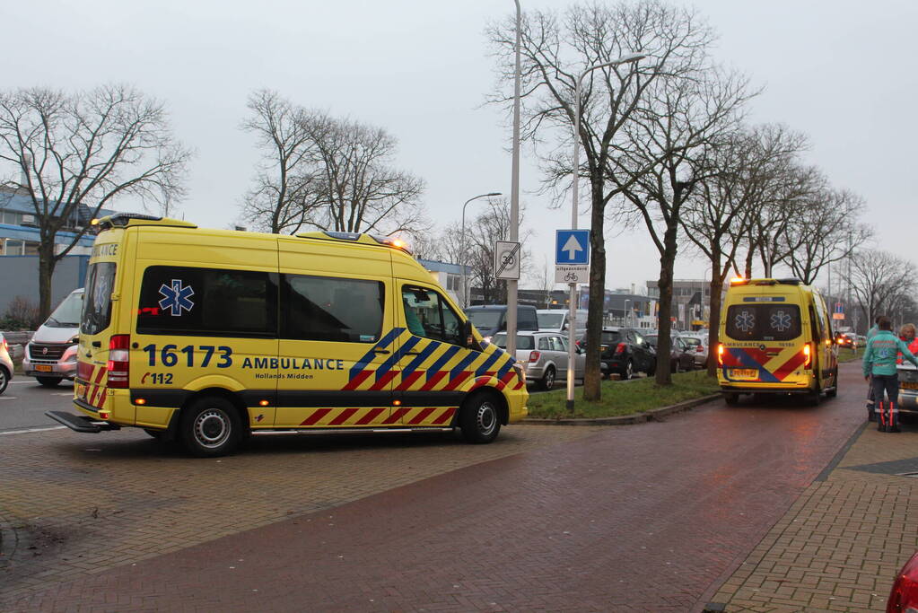 Gewonde en forse schade na kop-staartbotsing