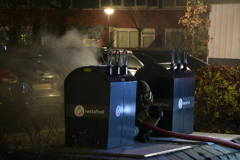 Brandweer blust rokende ondergrondse container