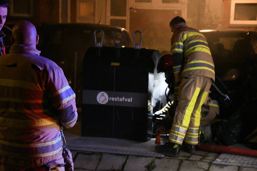 Brandweer blust rokende ondergrondse container