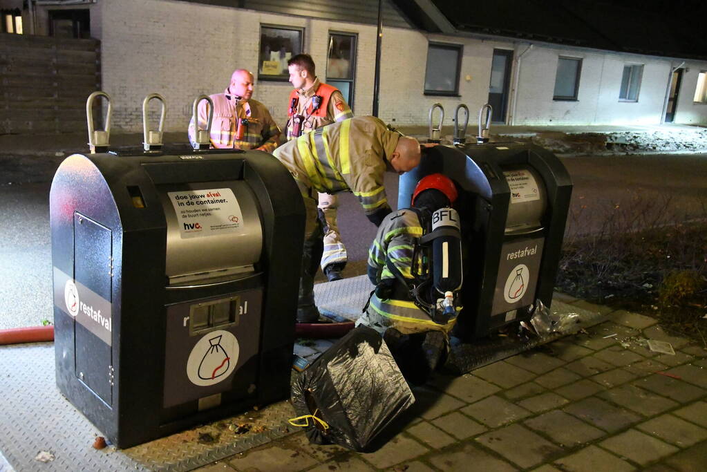 Brandweer blust rokende ondergrondse container