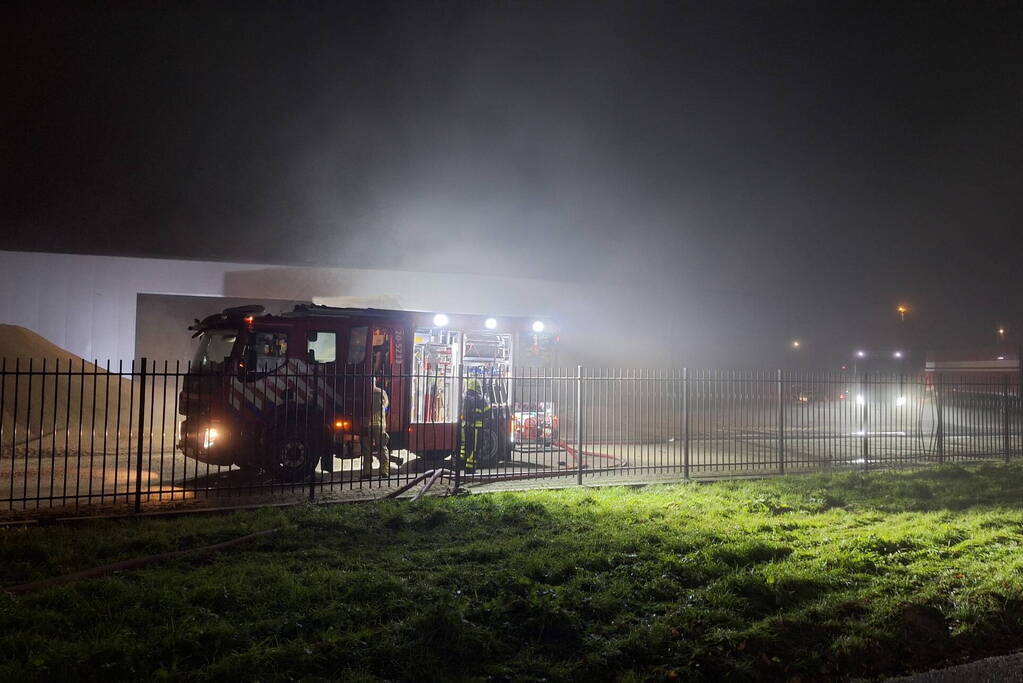 Veel rookontwikkeling bij brand in loods