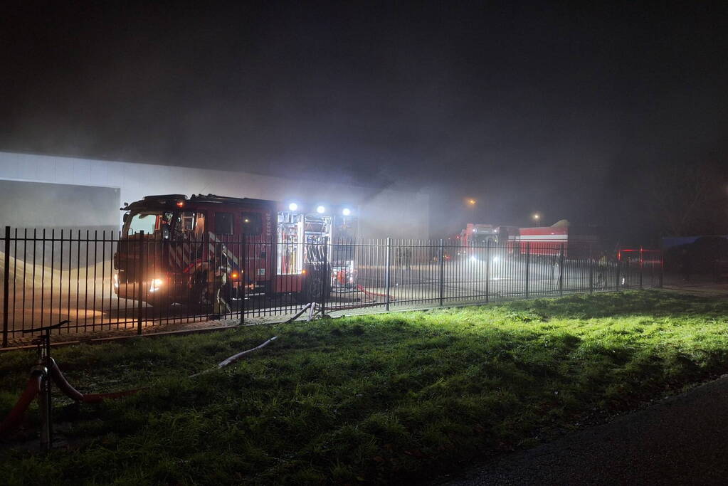 Veel rookontwikkeling bij brand in loods