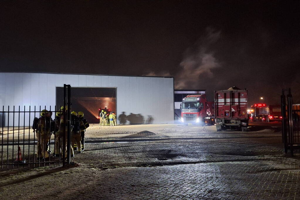 Veel rookontwikkeling bij brand in loods