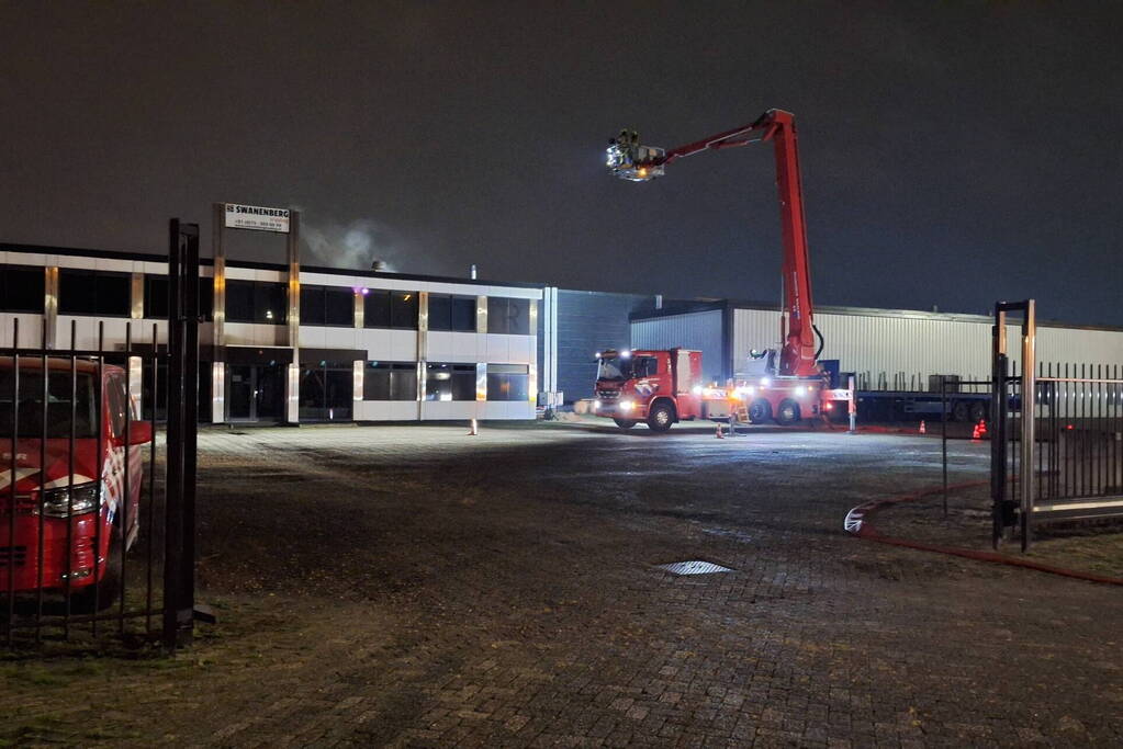 Veel rookontwikkeling bij brand in loods