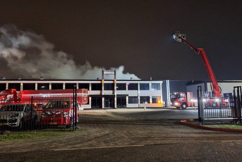 Veel rookontwikkeling bij brand in loods