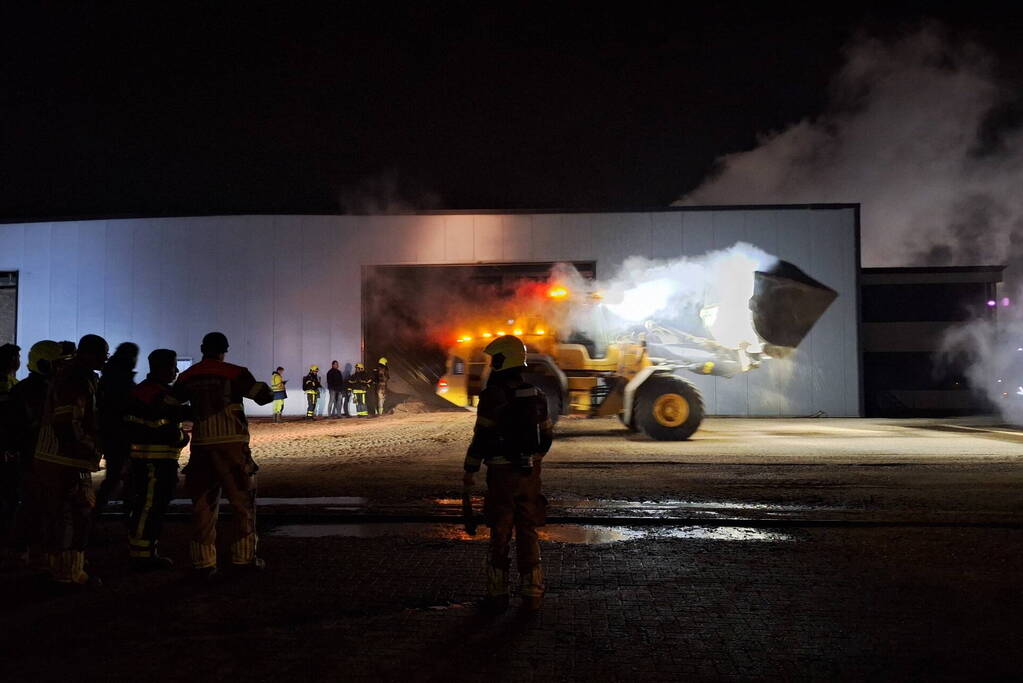 Veel rookontwikkeling bij brand in loods