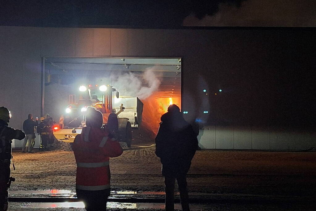 Veel rookontwikkeling bij brand in loods