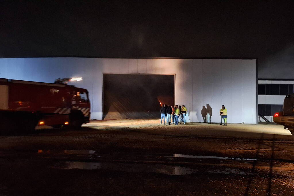 Veel rookontwikkeling bij brand in loods