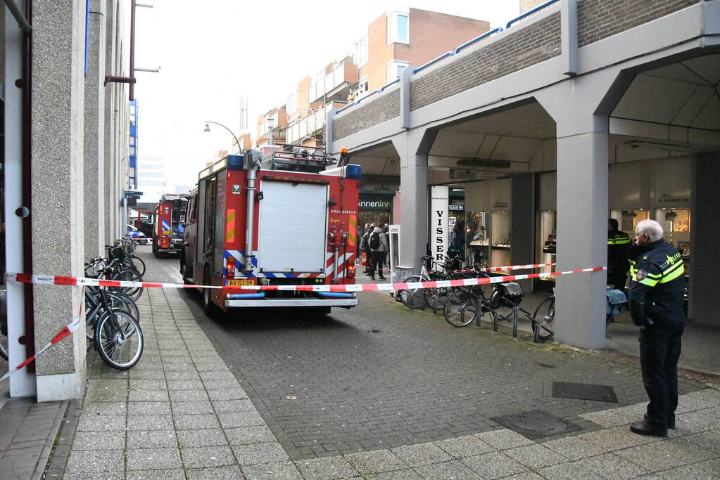 Brandweer onderzoekt rookontwikkeling in winkel