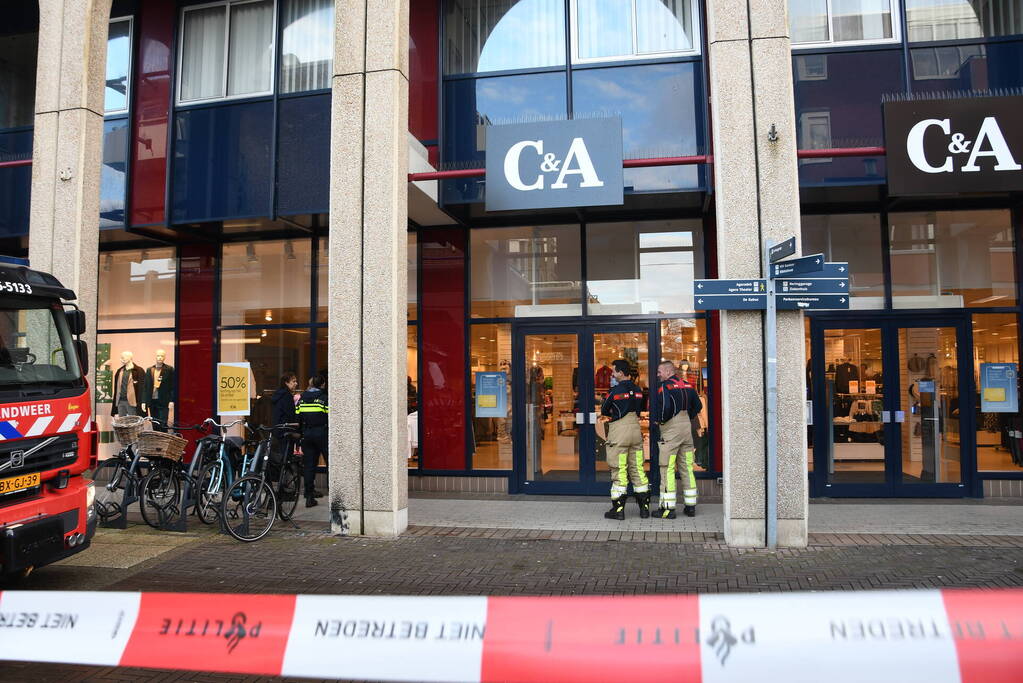 Brandweer onderzoekt rookontwikkeling in winkel