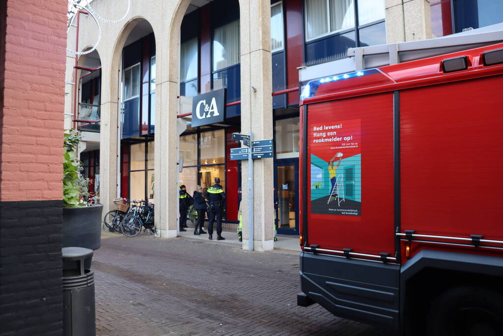 Brandweer onderzoekt rookontwikkeling in winkel