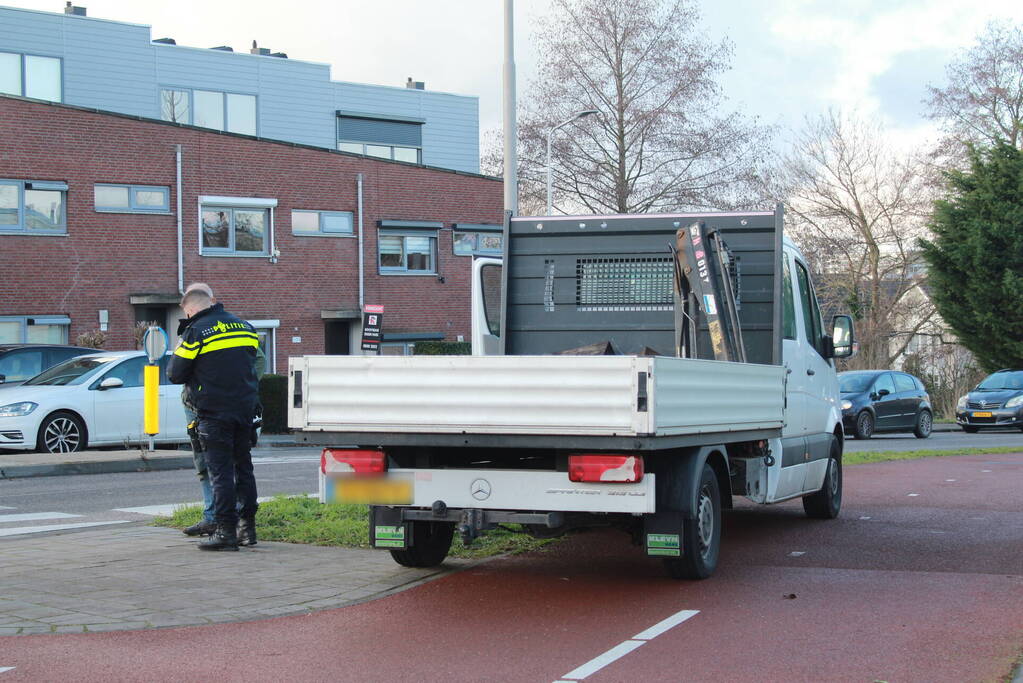 Voetganger aangereden door een bestelbus met laadbak