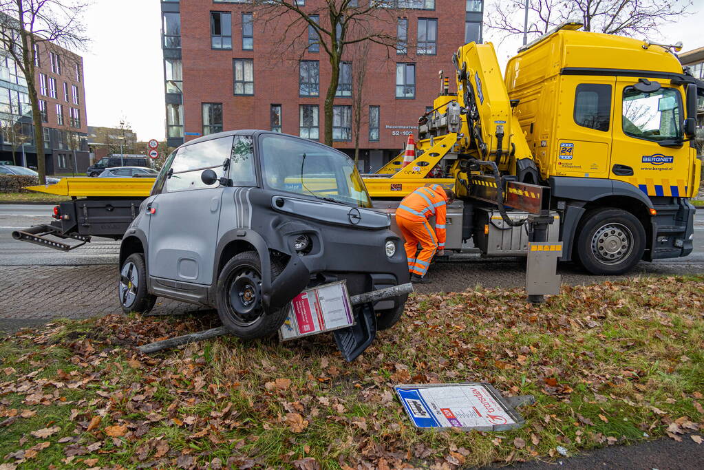 Brommobiel belandt bovenop bushaltepaal