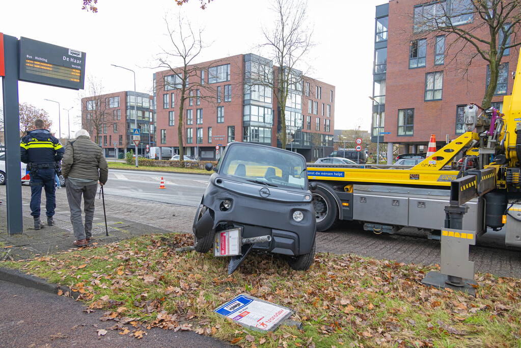 Brommobiel belandt bovenop bushaltepaal