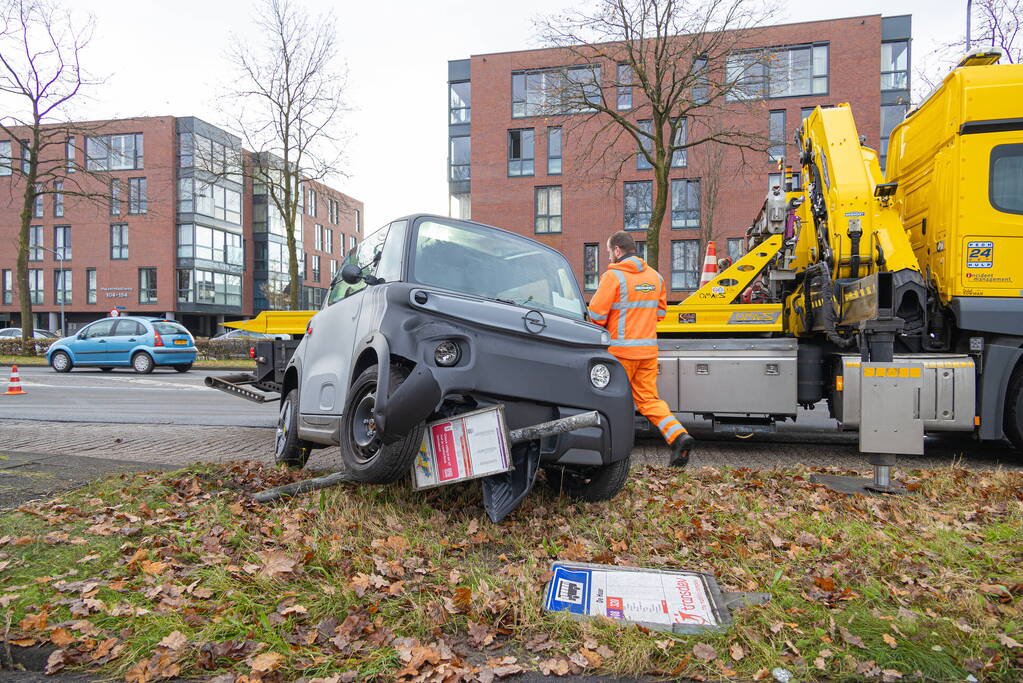 Brommobiel belandt bovenop bushaltepaal