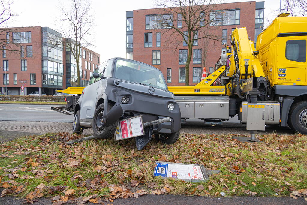 Brommobiel belandt bovenop bushaltepaal