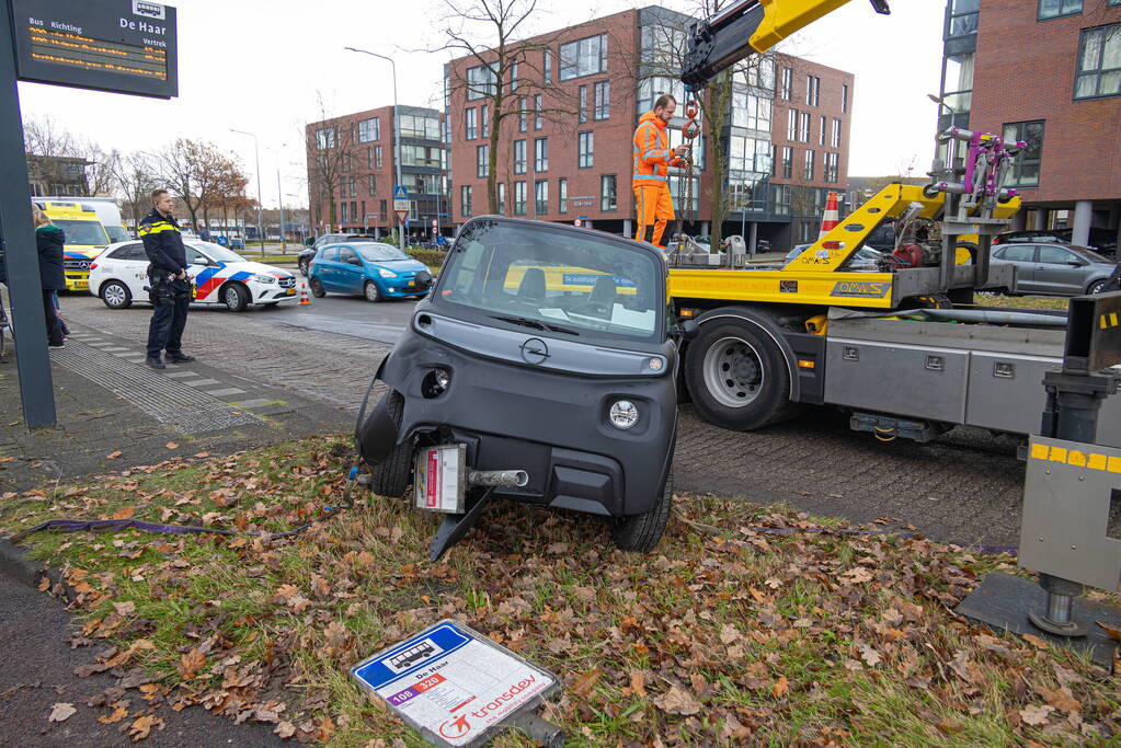 Brommobiel belandt bovenop bushaltepaal