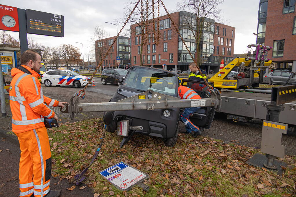 Brommobiel belandt bovenop bushaltepaal