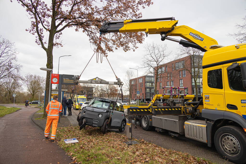 Brommobiel belandt bovenop bushaltepaal