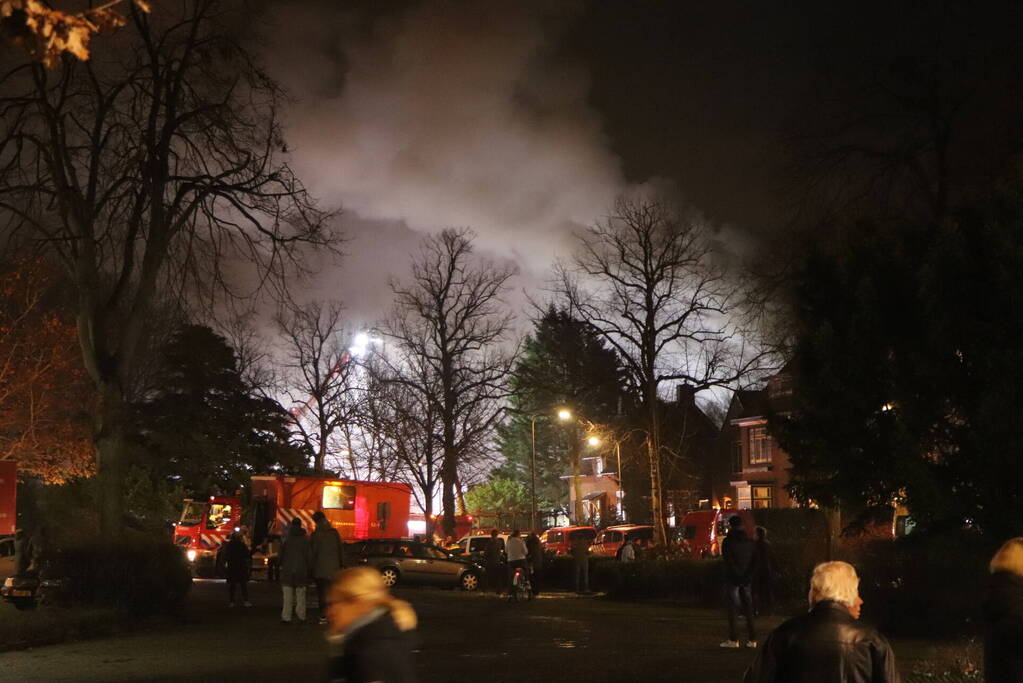 Uitslaande brand zorgt voor veel rookontwikkeling