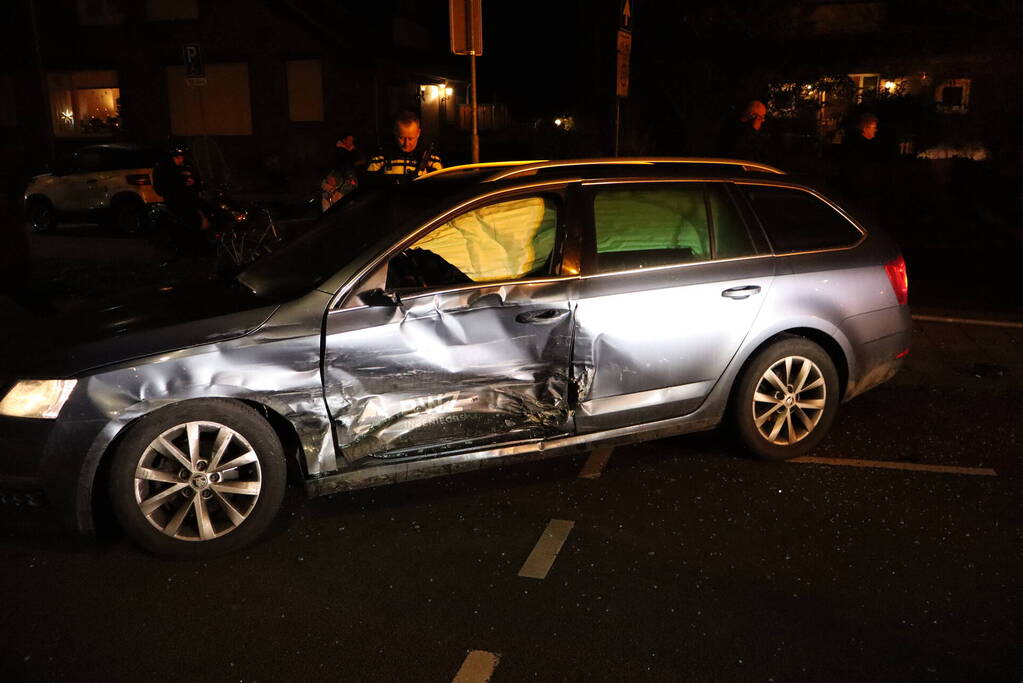 Beknelling bij ongeval tussen bestelbus en personenauto