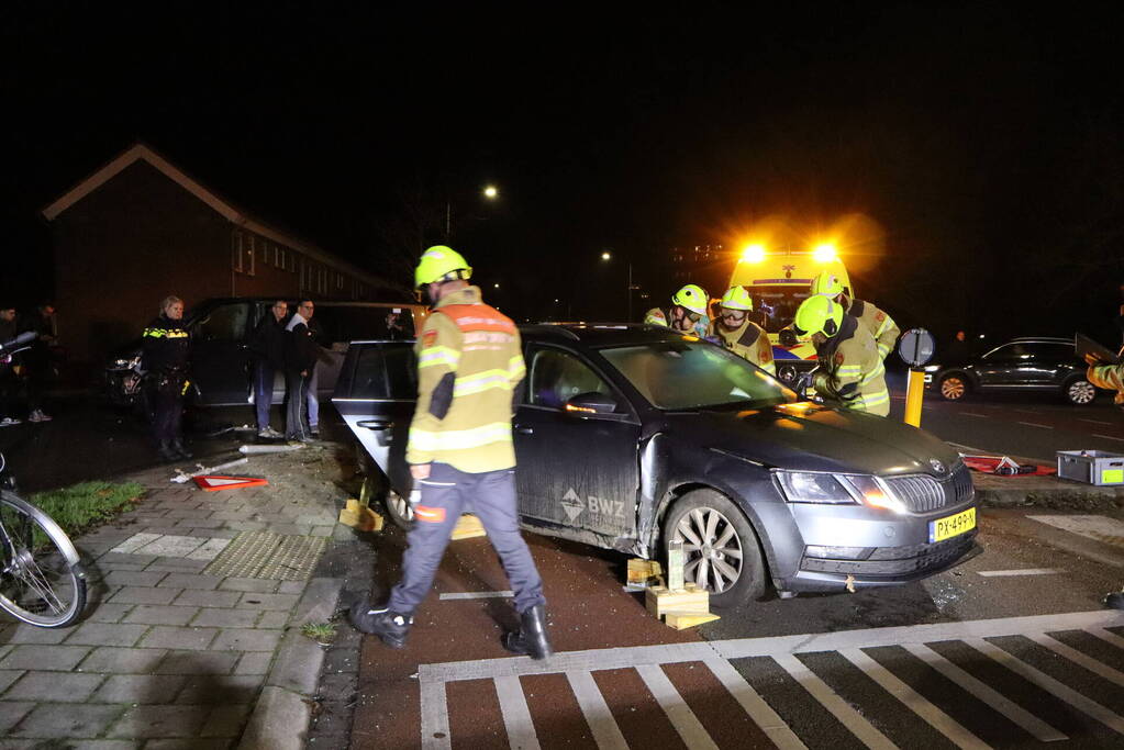 Beknelling bij ongeval tussen bestelbus en personenauto