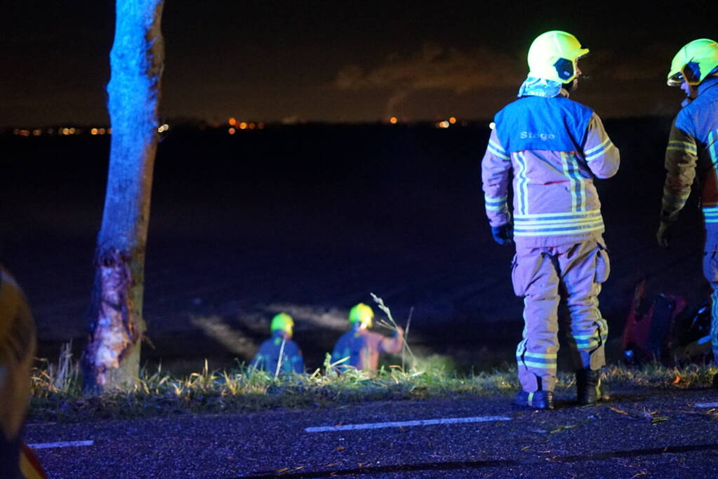 Auto zwaar beschadigd na frontale botsing tegen boom, bestuurder zwaargewond