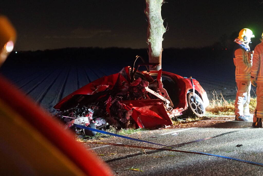 Auto zwaar beschadigd na frontale botsing tegen boom, bestuurder zwaargewond