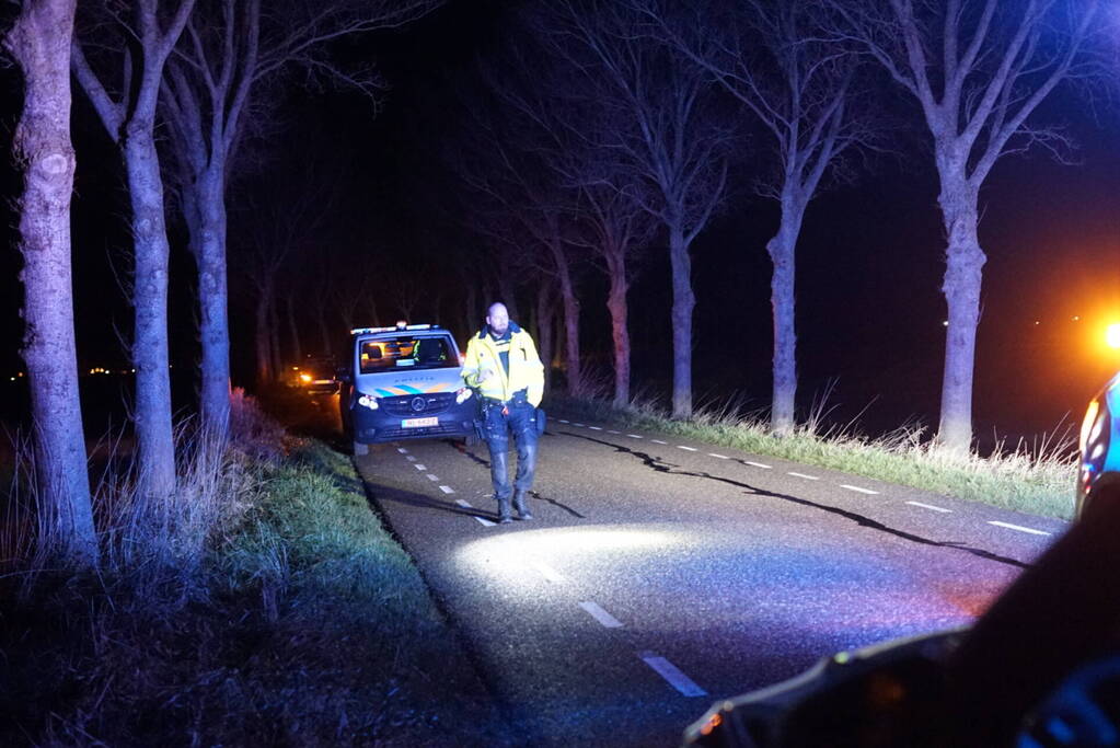 Auto zwaar beschadigd na frontale botsing tegen boom, bestuurder zwaargewond