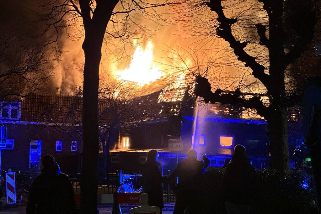 Metershoge vlammen slaan uit kerkgebouw