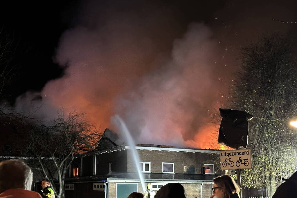 Metershoge vlammen slaan uit kerkgebouw