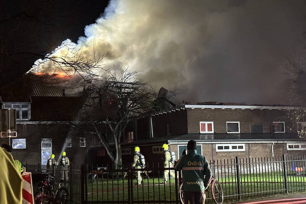 Metershoge vlammen slaan uit kerkgebouw