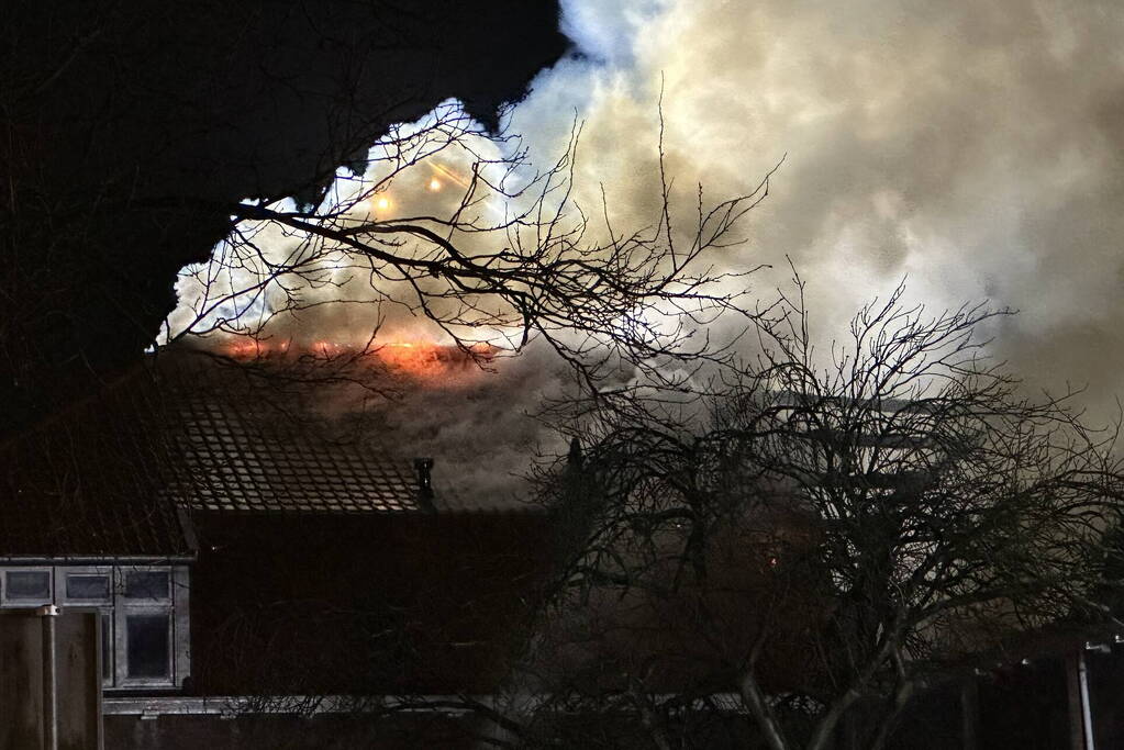 Metershoge vlammen slaan uit kerkgebouw