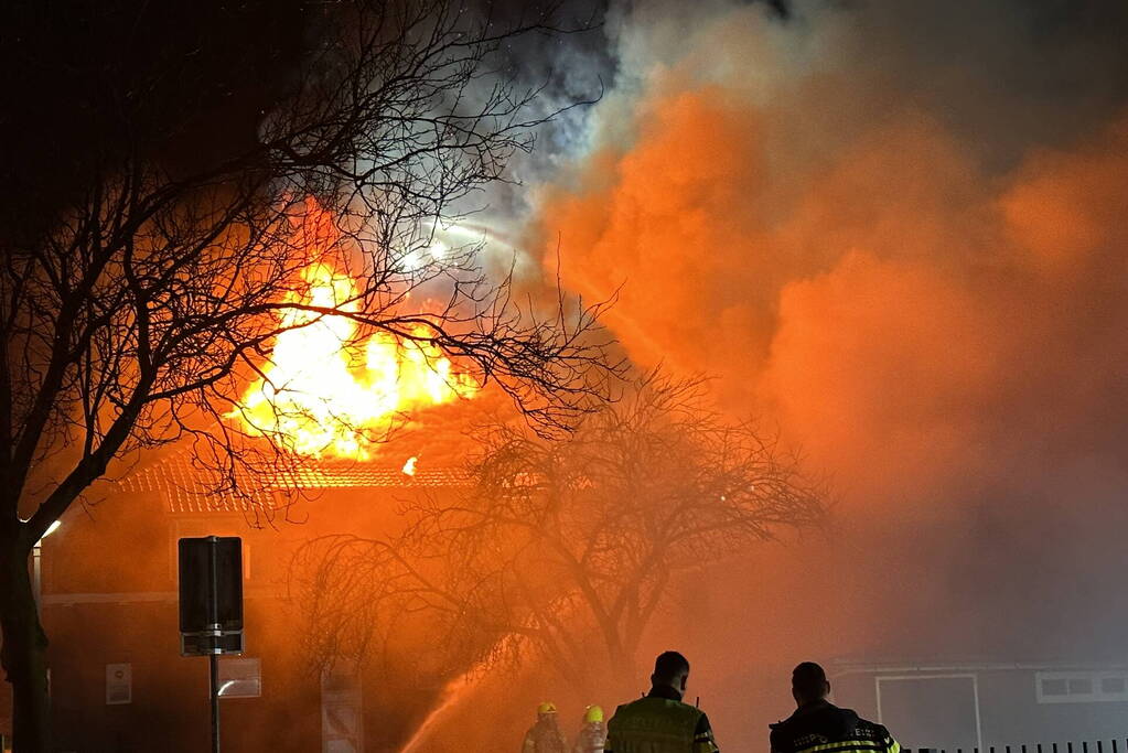 Metershoge vlammen slaan uit kerkgebouw