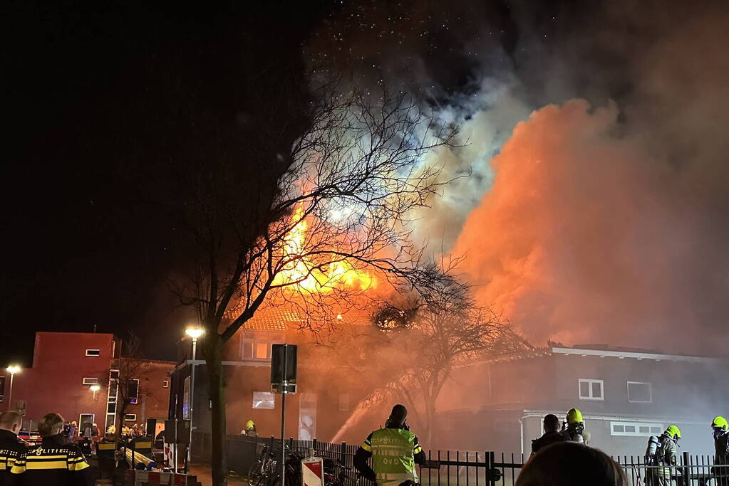 Metershoge vlammen slaan uit kerkgebouw