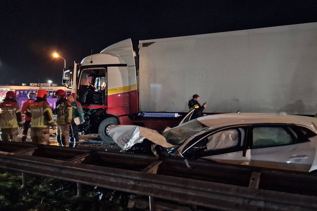 Vier gewonden bij frontale botsing met vrachtwagen