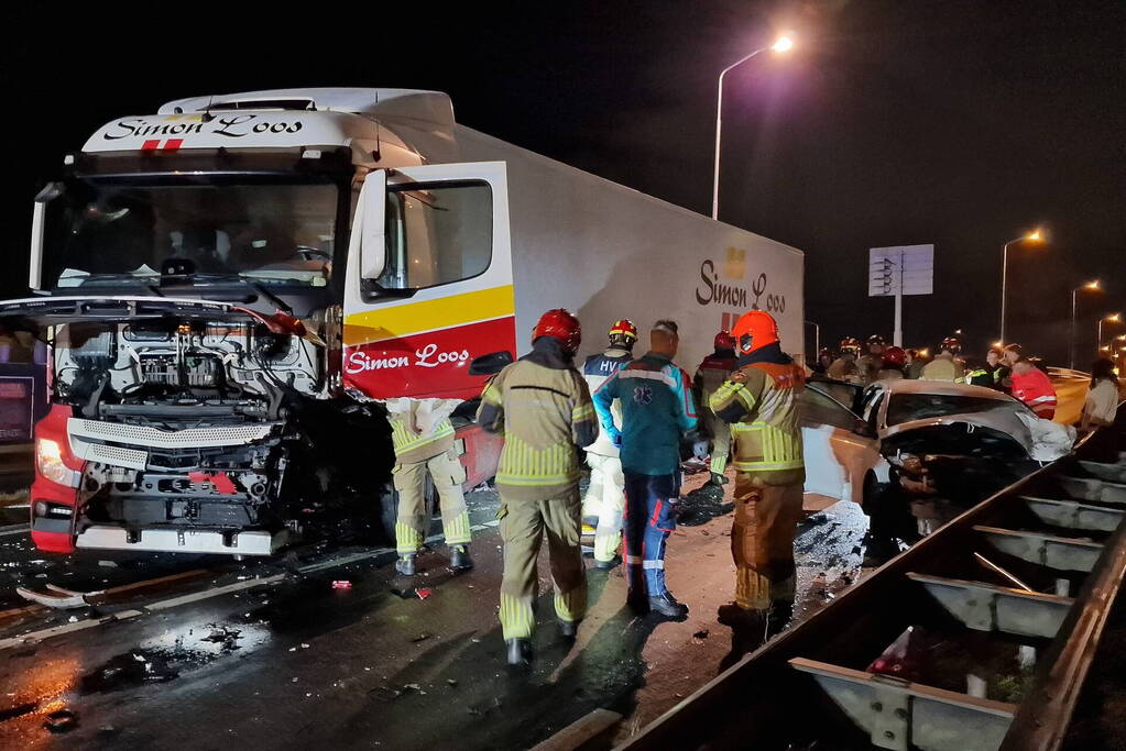 Vier gewonden bij frontale botsing met vrachtwagen