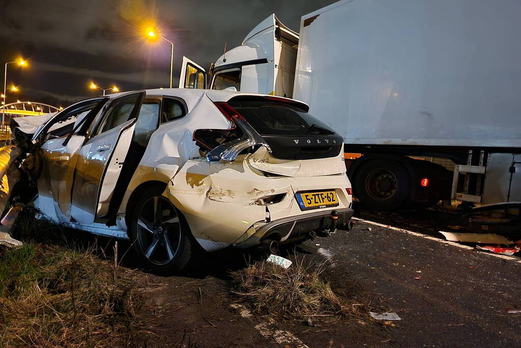 Vier gewonden bij frontale botsing met vrachtwagen