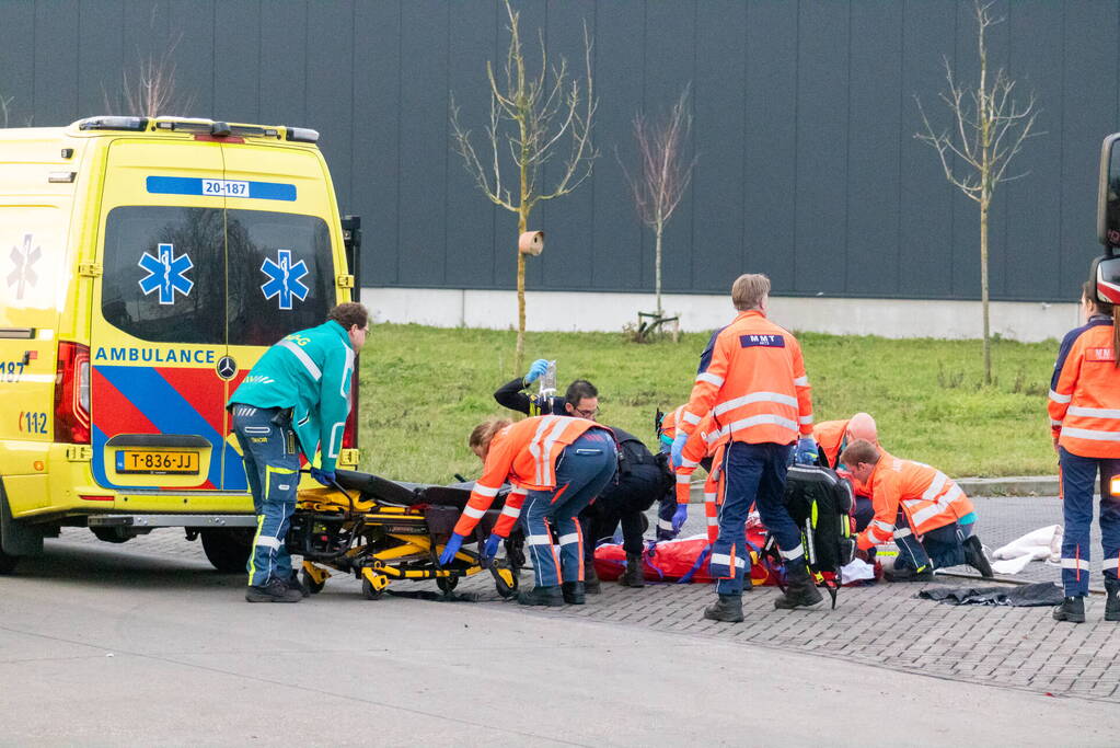 Fietser belandt meters verder na ongeval met vrachtwagen