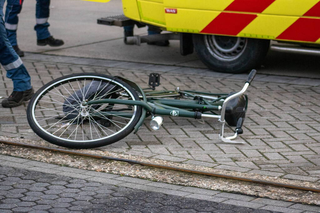 Fietser belandt meters verder na ongeval met vrachtwagen